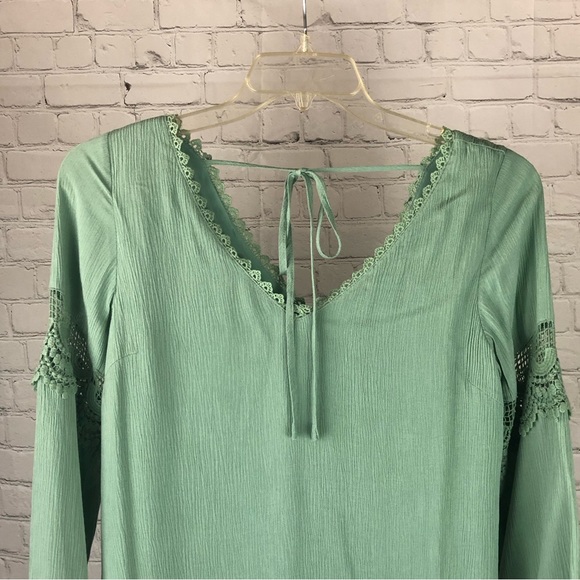 DRESS - Women's Soieblu Crinkle V-Neck Mini Dress in Malachite Green. Size M - Picture 4 of 15